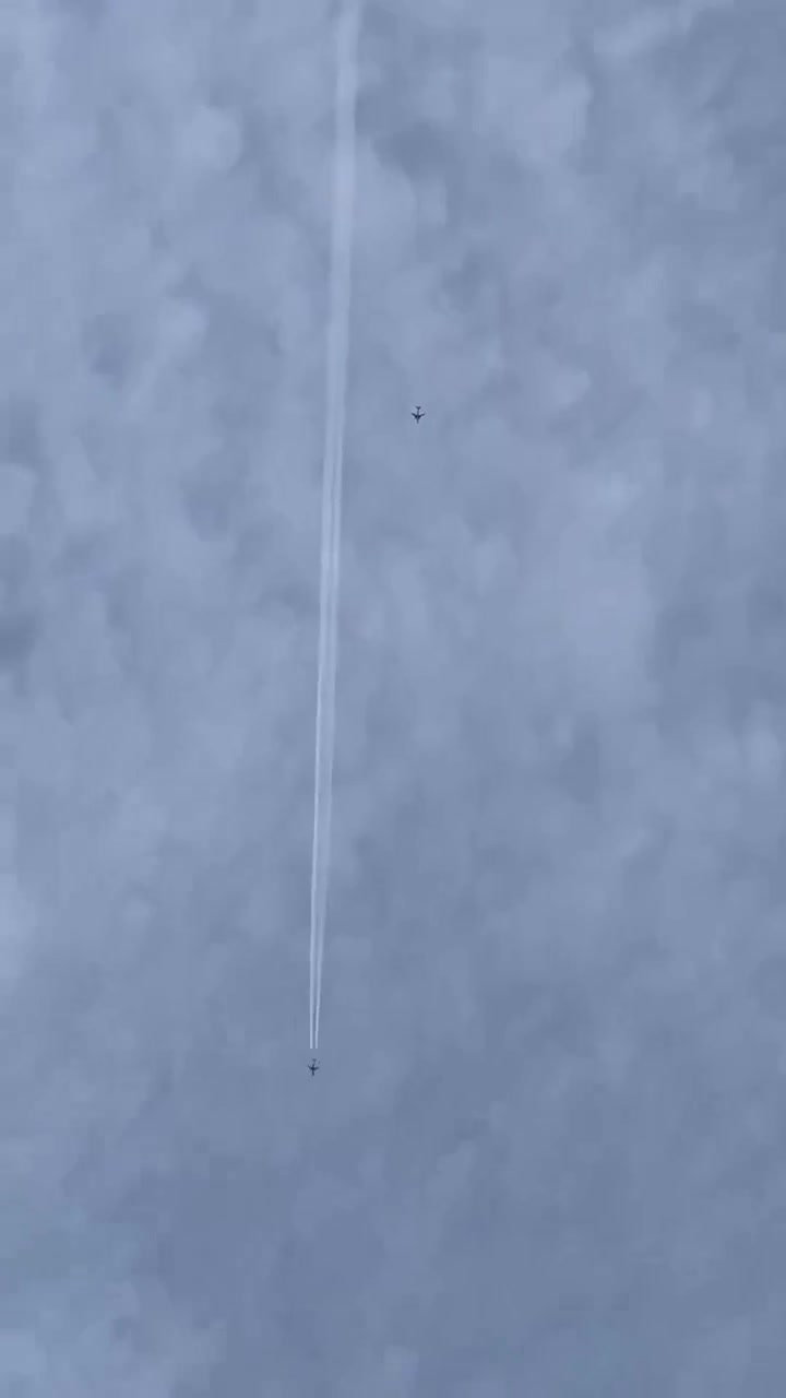 Is this because of different air conditions between the two planes?   Or  Is it that one plane is spraying and the other plane isn’t?