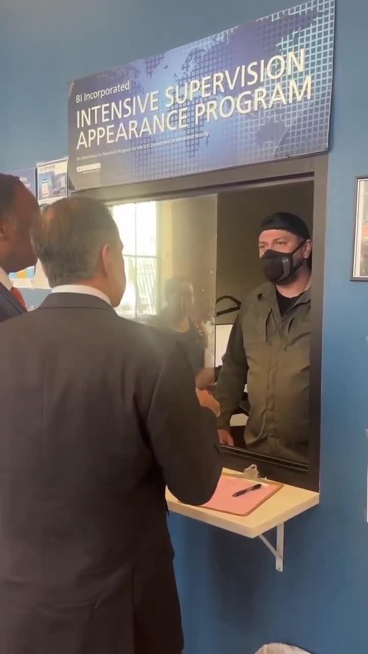Lmao. The staffer at this ICE facility in Chicago just shut the window in the face of Democrat Reps Raja Krishnamoorthi and Jonathan Jackson who were attempting to enter  Perfectly handled! 🤣