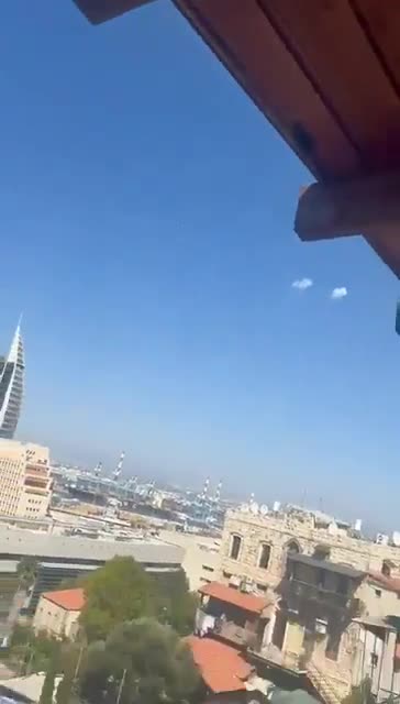 🚨🇮🇱 Holy crap - Man clearly captures Missile accelerating out the sky & hitting Haifa in Israel.