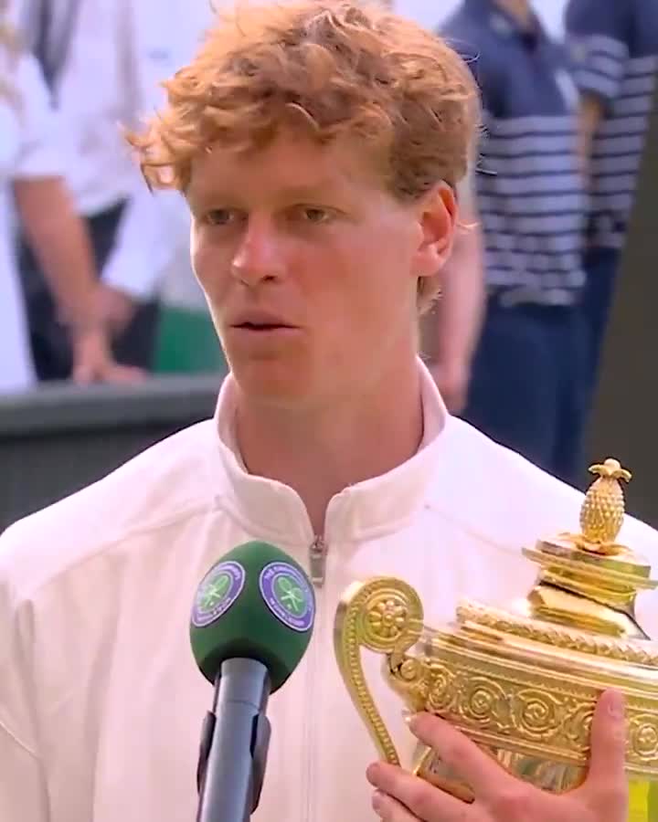Jannik Sinner took time to thank the Wimbledon ball kids â¤ī¸ @SCNext