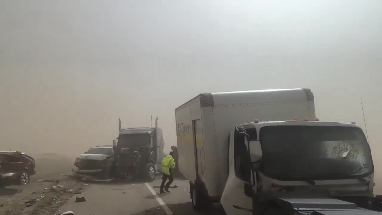 🚨🇺🇸 Texas is getting hit by insane winds again right now   This is once again insane.