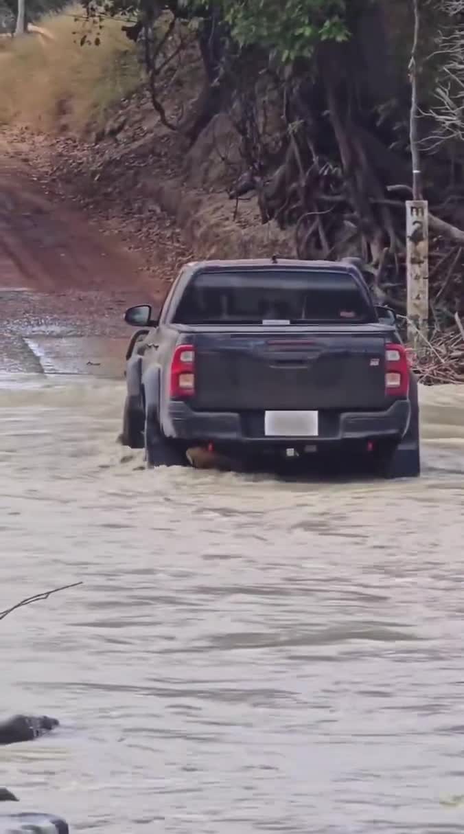 4WD runs over a saltwater crocodile at Cahills Crossing in Kakadu National Park 😳
