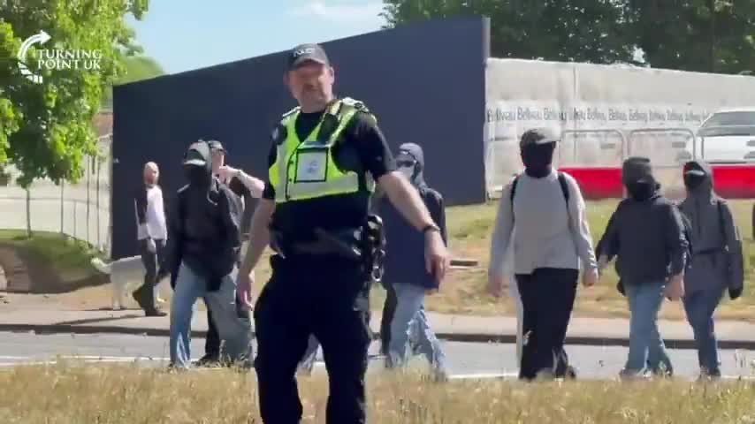 🚨🇬🇧 More footage emerges of Police escorting Masked Antifa antagonist protestors in Hampshire.
