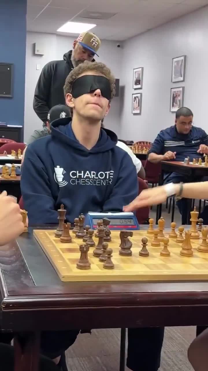 Grandmaster Dayna wins a blindfolded match in under 45 seconds 🤯
