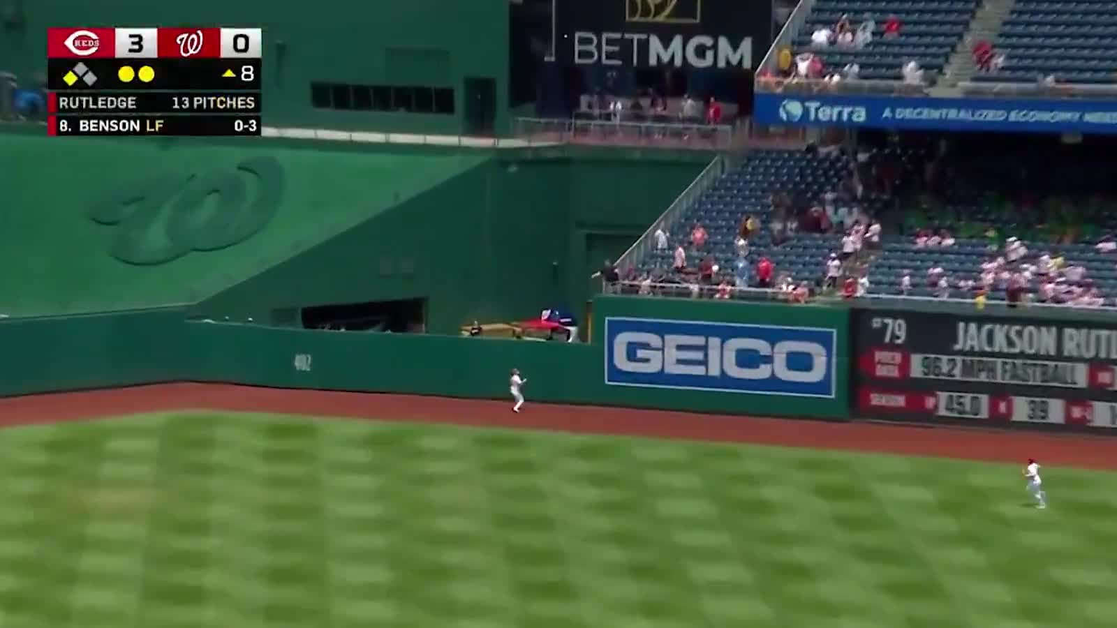 JACOB YOUNG CLIMBED THE WALL 😱  Imagine having a HR robbed from you like that 😮