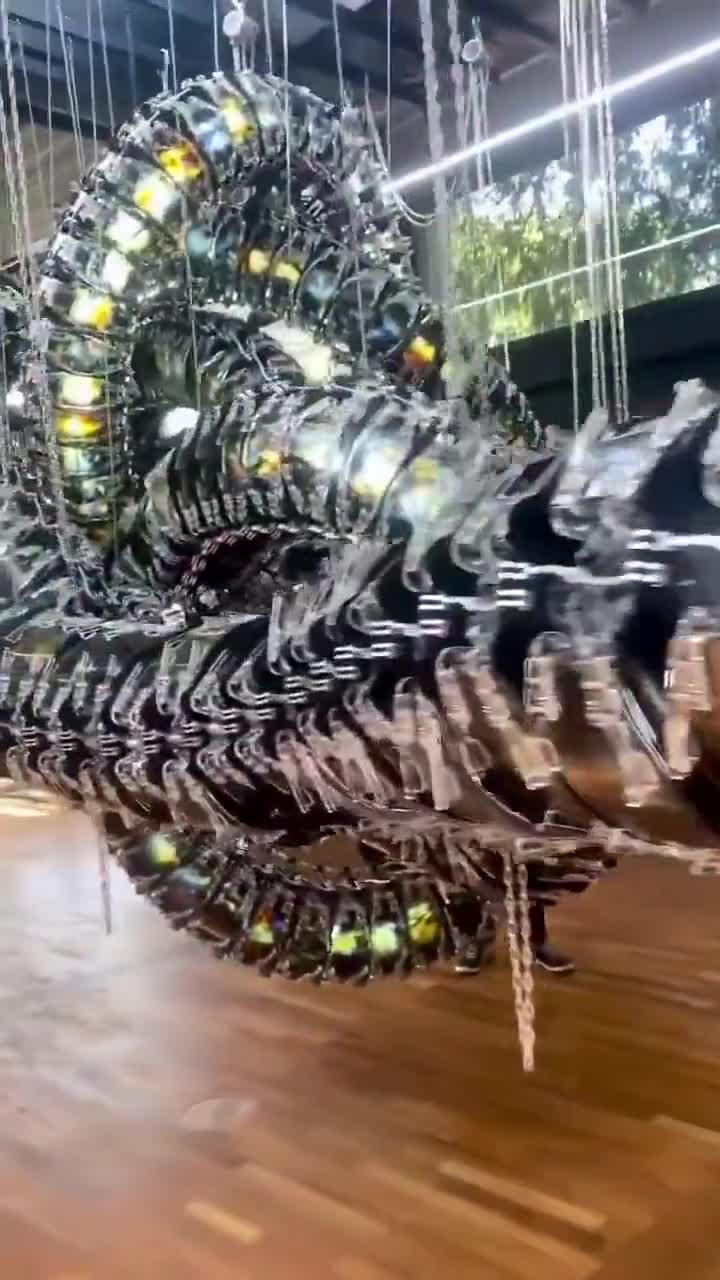 🇰🇷SCULPTURE THAT LOOKS LIKE TIME ITSELF HAD A MELTDOWN  South Korean artist Yunchul Kim’s Chroma V is what happens when matter, machines, and metaphysics go clubbing together.  Dubbe...