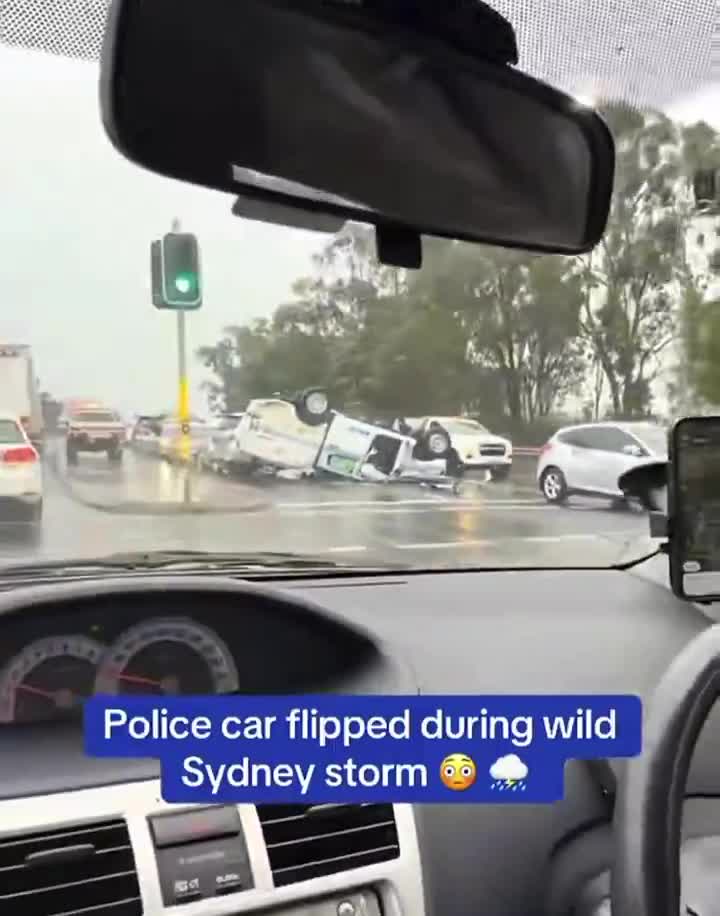 Police van crashes into stationary vehicle while responding to emergency in Doonside, NSW