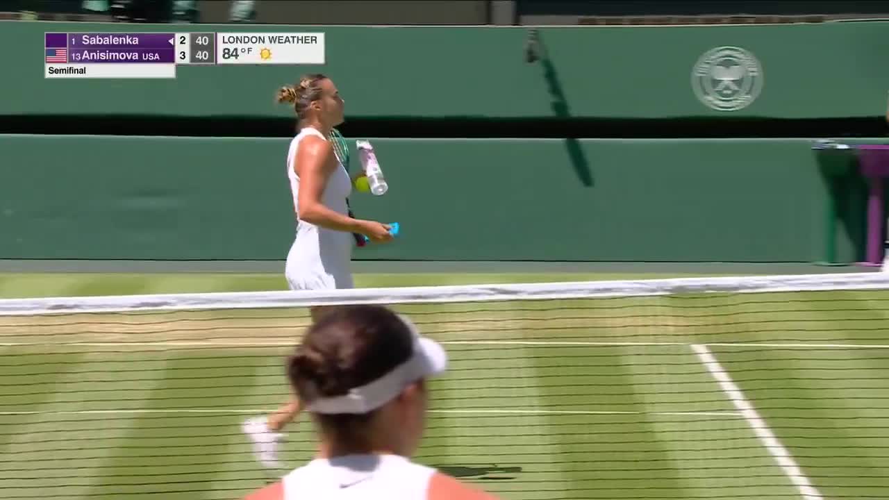 Aryna Sabalenka brought water over to a fan who was receiving medical treatment from the heat during her Wimbledon semifinals match ❤️