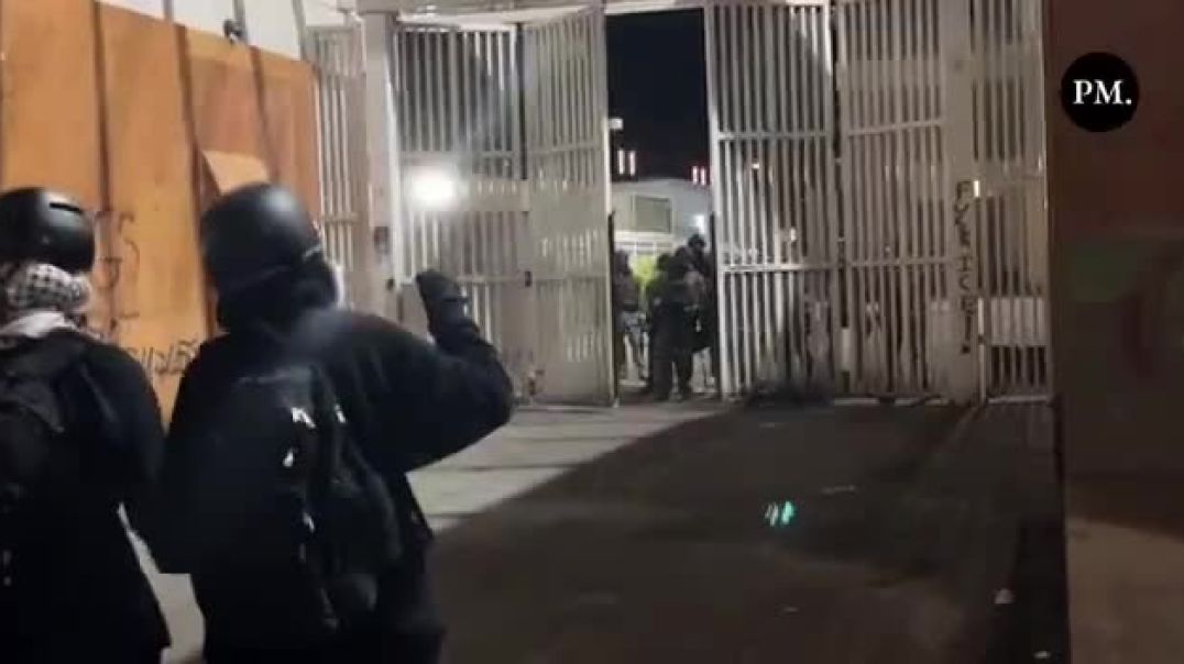 OMG 🤣   Federal police officers used a Donald Trump impersonation voice to issue official orders to vacate ICE facility property to anti-ICE Protesters
