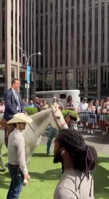 When I agreed to guest host Fox and Friends this weekend, I didn’t realize I was also agreeing to riding a horse on live TV, yet here we are 😂😂  Had a blast with the great @RCamposDu...