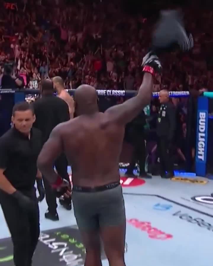 Derrick Lewis took his shorts off after his KO win at #UFCNashville 😂