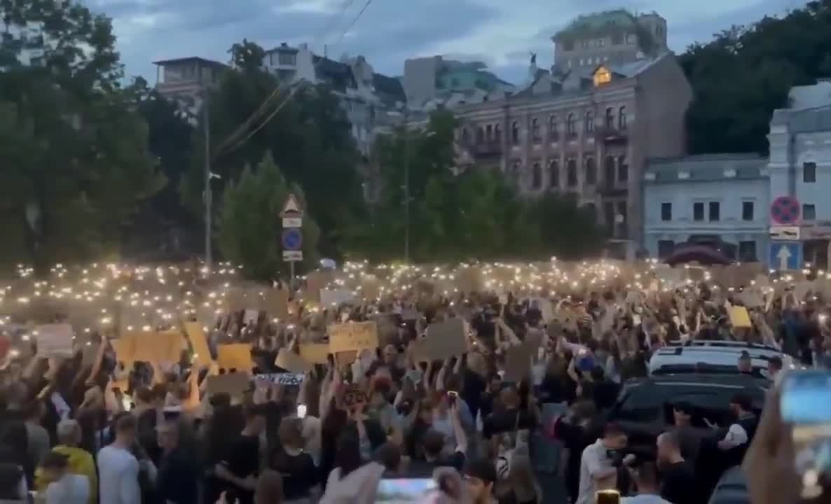 JUST IN: 🇺🇦 Protests erupt against Ukrainian President Zelensky in Kiev.