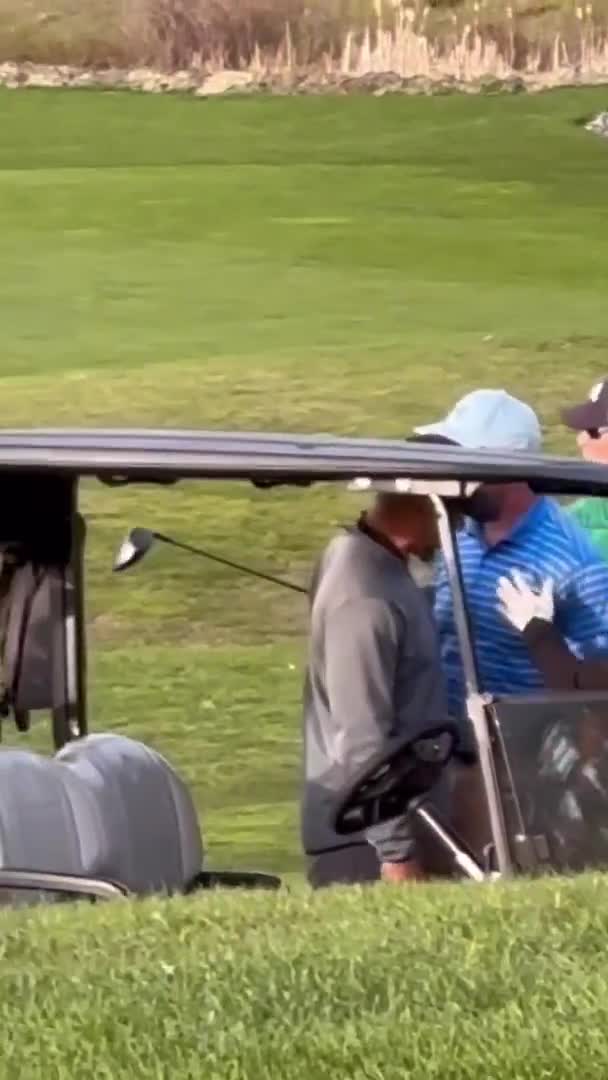 Golf fight turns into one guy getting put in his place ⛳️