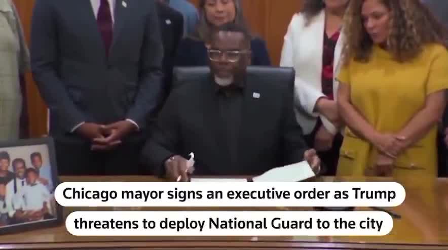 BREAKING: Chicago Mayor Brandon Johnson signs executive order to limit Chicago authorities from working with federal law enforcement and to try to stop Trump from sending the national guard ...