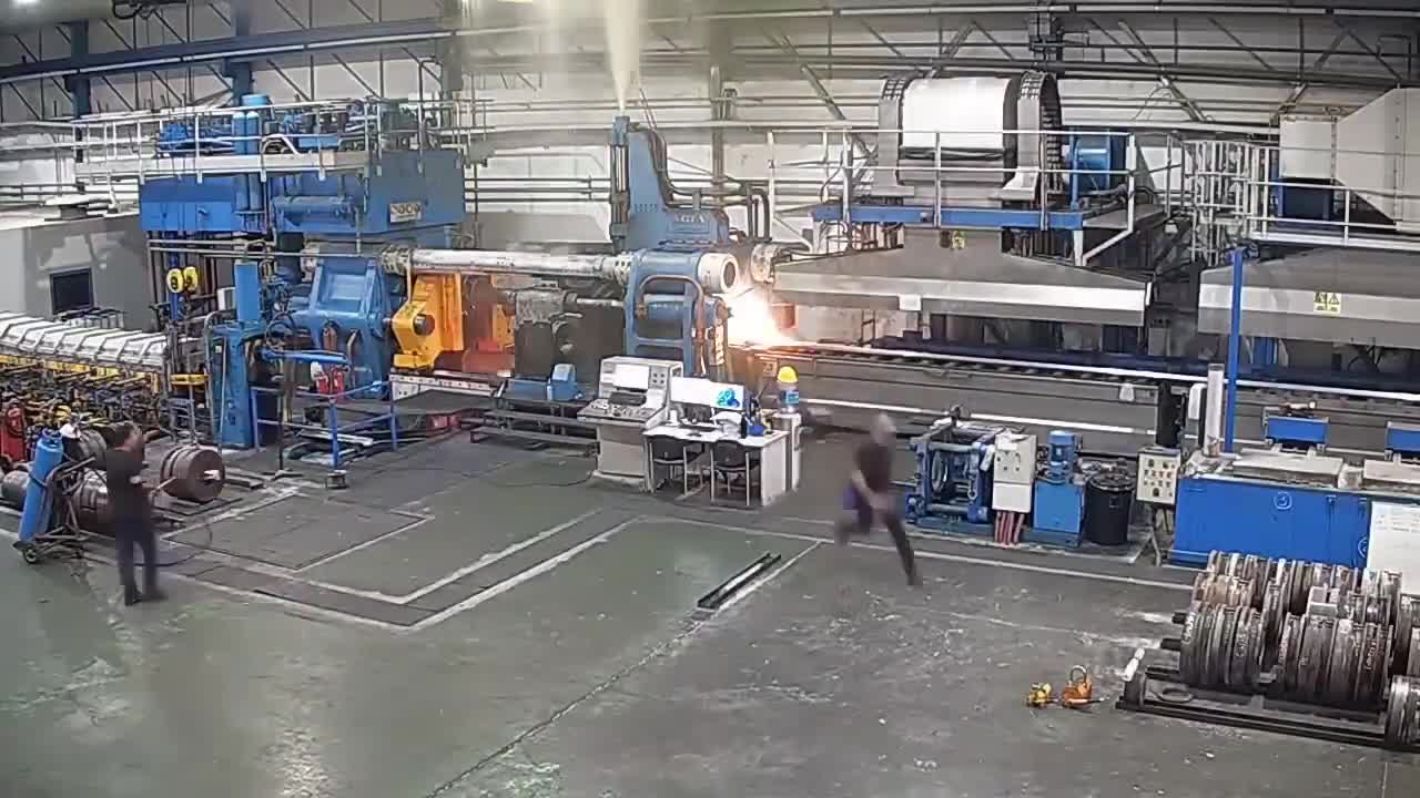 INDUSTRIAL FIRE ESCALATES INTO A FULL-ON APOCALYPSE SCENE IN SECONDS What started as an industrial fire turned into something straight out of a horror film. Molten metal, pressure buildup,...