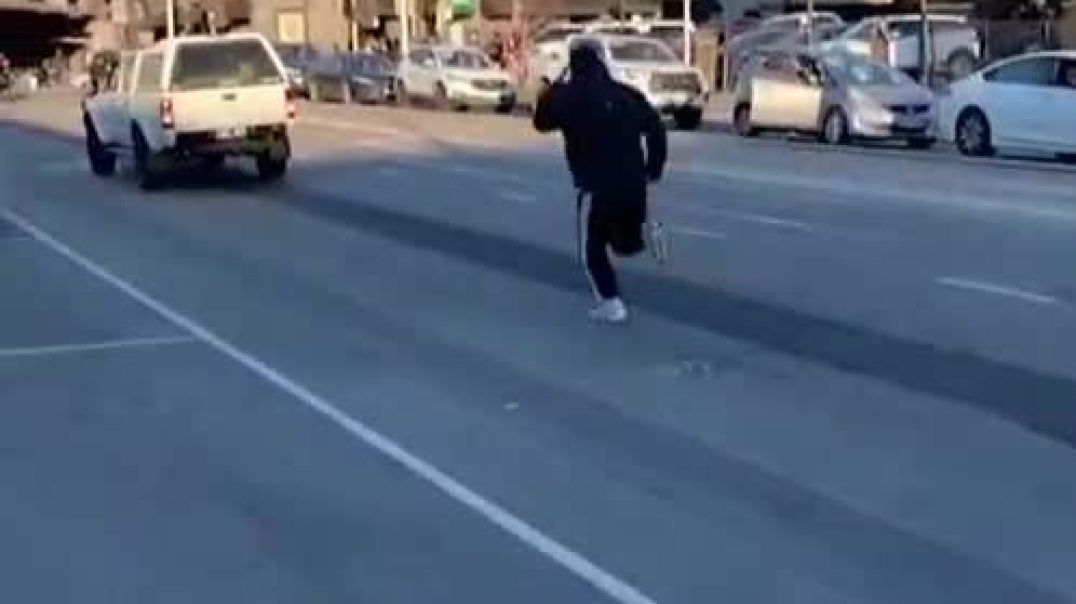 Hero Good Samaritans stop Pacific Islander carjacker who tried to steal a woman's Mercedes in broad daylight in Richmond, Melbourne.