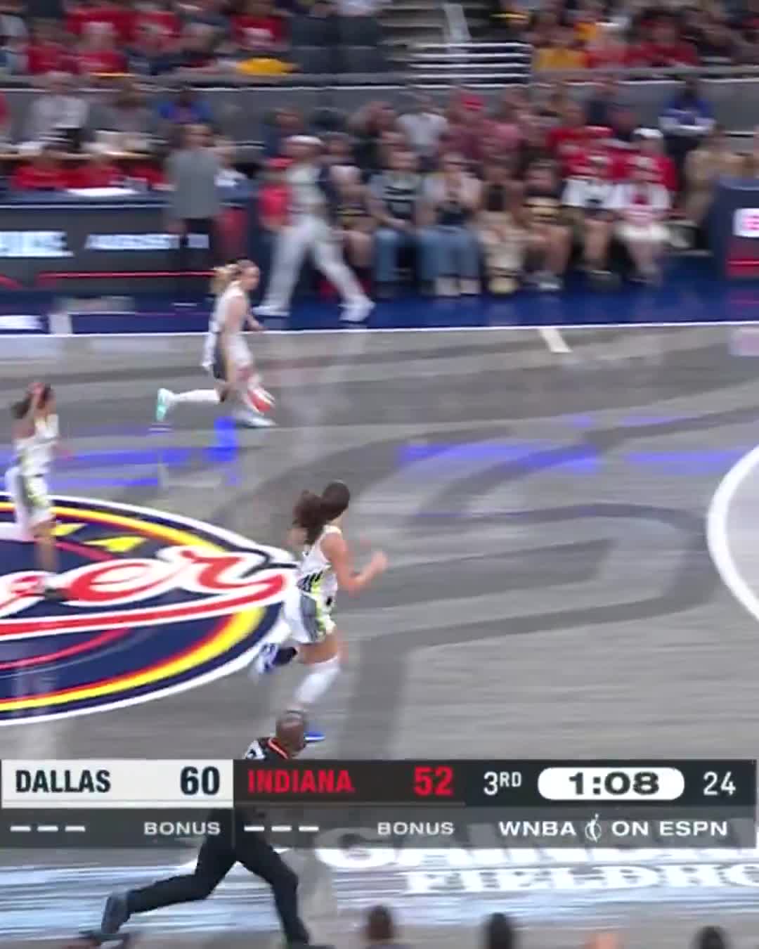 Paige Bueckers tipped it to herself to set up the bucket 🔥   📺 ESPN