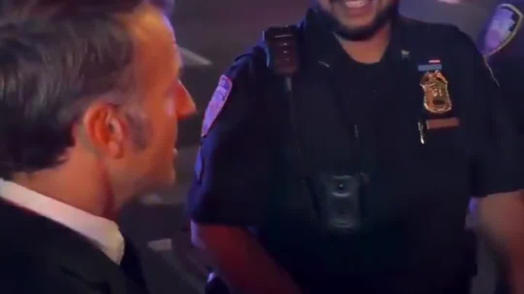 New York police stopped Еmmаnuеl Маcrоn’s car to clear the way for Dоnаld Тrumр’s motorcade. Маcrоn got out to speak with an officer, then called Тrumр.