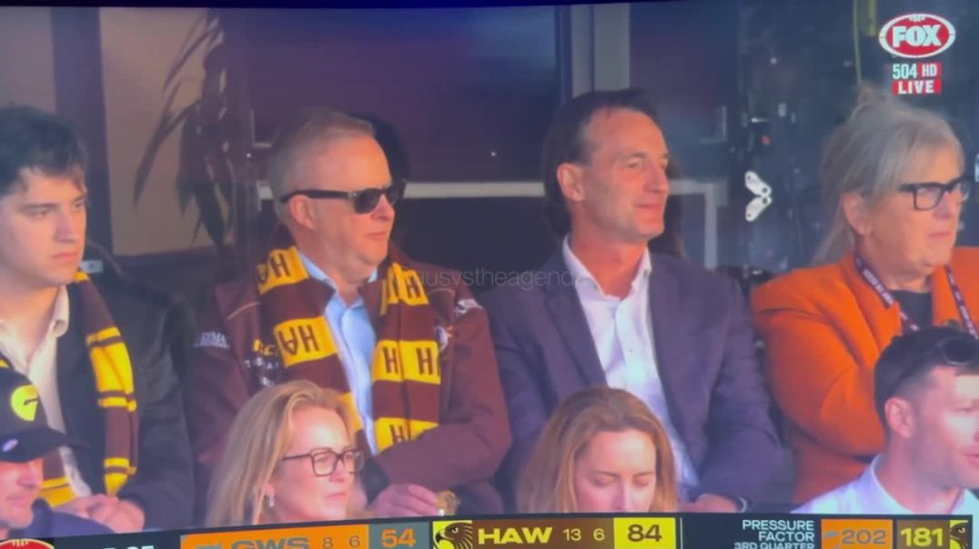 Prime Minister Anthony Albanese just got boo’ed by thousands of AFL fans at the Giants vs Hawks game.