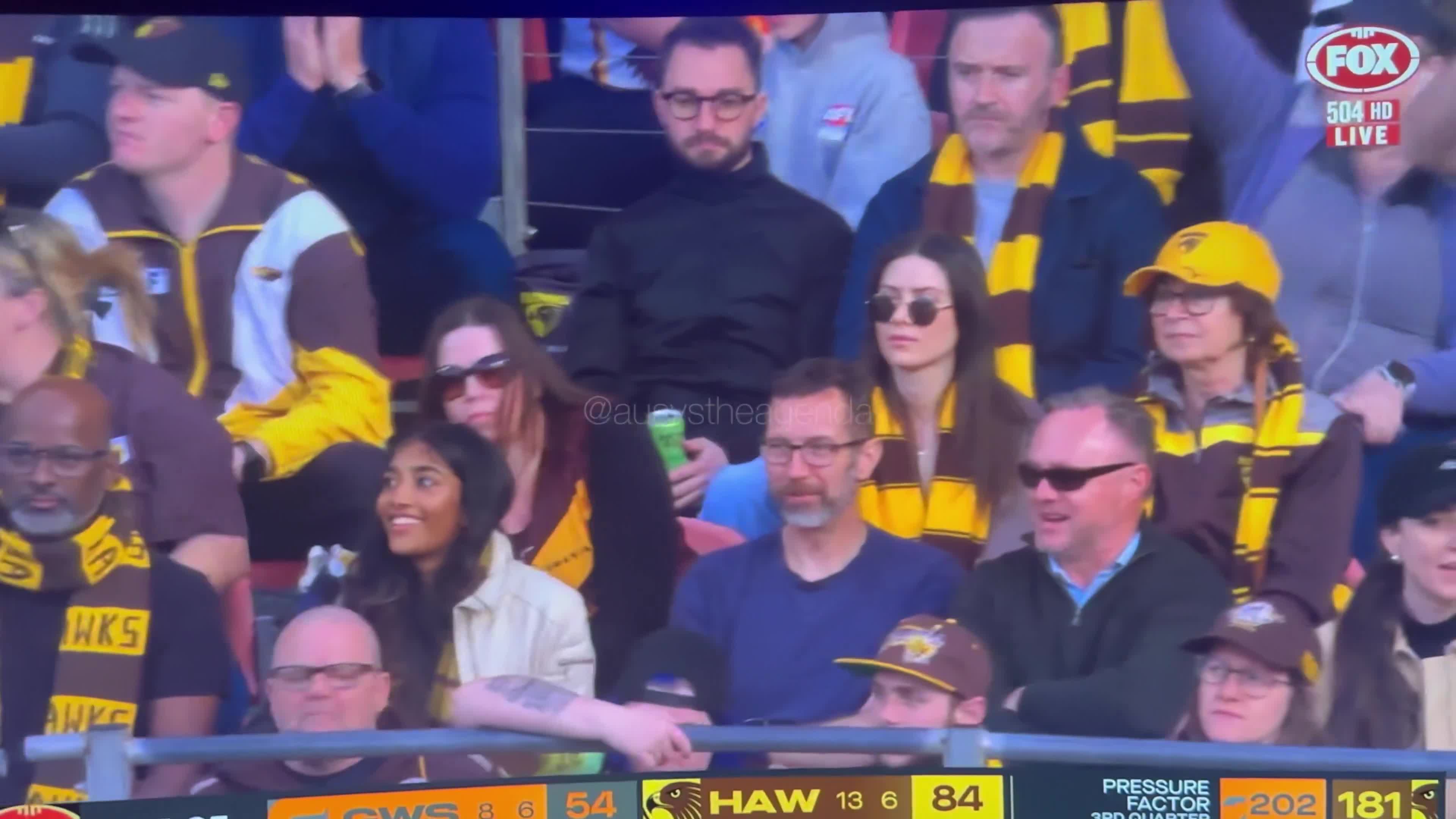 Prime Minister Anthony Albanese just got boo’ed by thousands of AFL fans at the Giants vs Hawks game.
