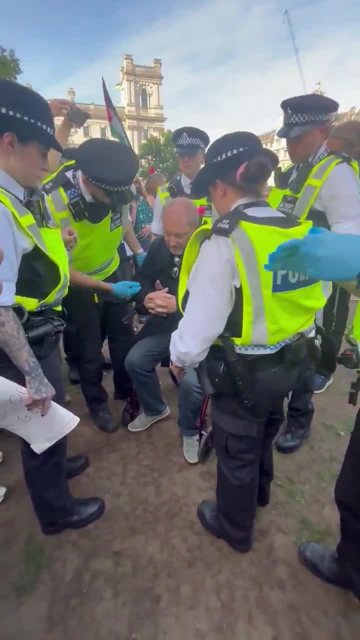 Meanwhile in New North Korea-London England earlier today.. RAF War Veteran is arrested for holding up a sign that offended the wrong people. Britain has truly fallen to the globalist!