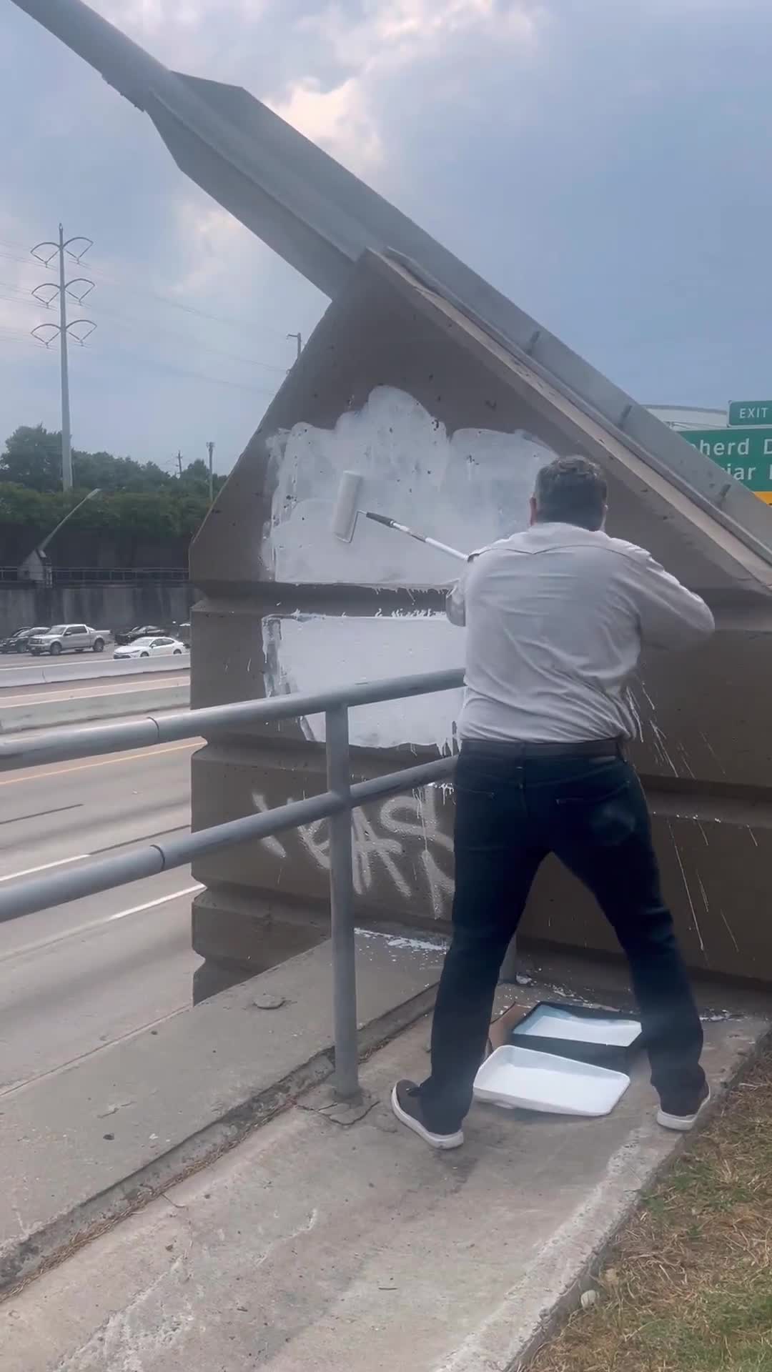 Senator Ted Cruz went himself and painted over a disgusting message about Charlie Kirk that some psycho wrote on a highway in Houston, Texas  Thank you @tedcruz!