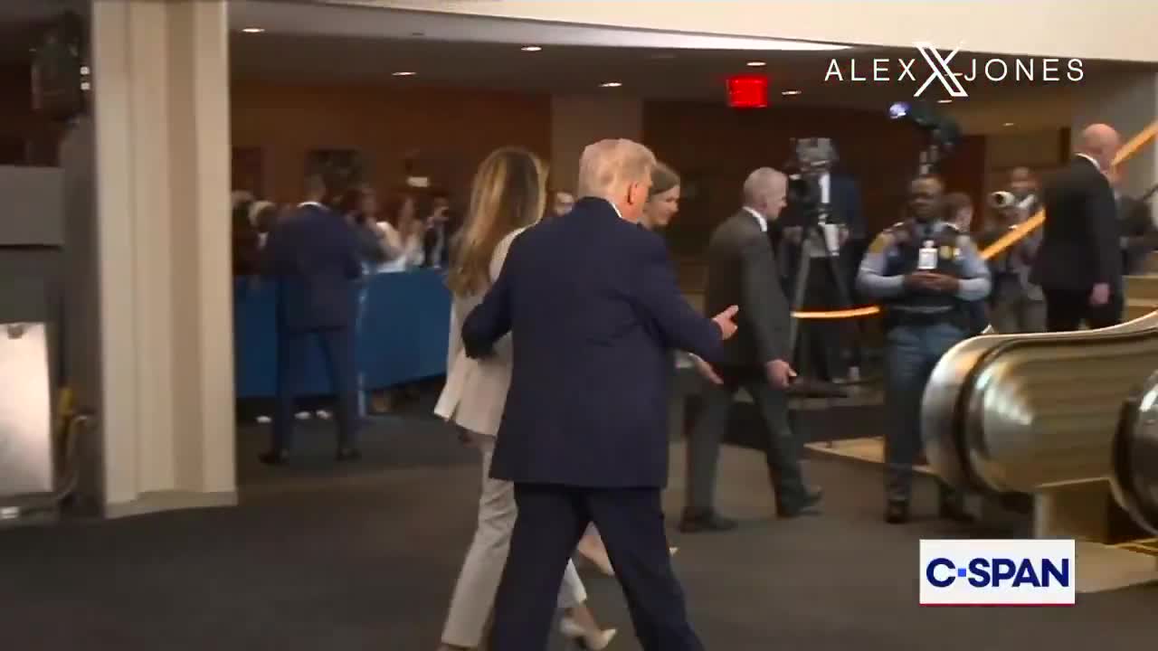 SABOTAGE: Escalator At The UN HQ Stops Abruptly When Trump Steps Onto It, And Teleprompter Malfunctions Before He Begins Speaking