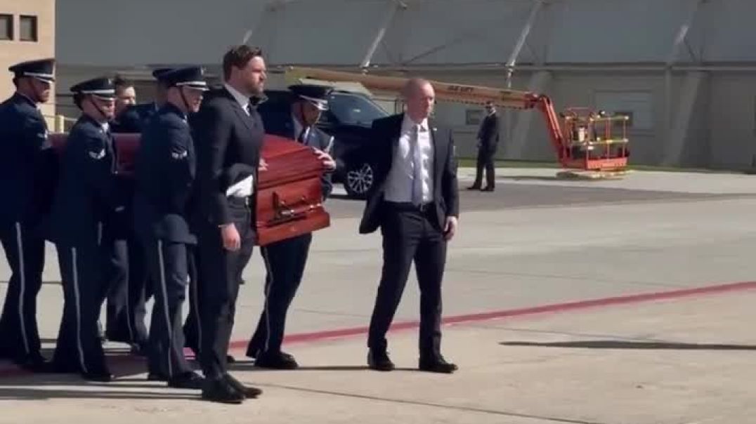 🇺🇸🦅 VP JD Vance helps carry Charlie Kirk onto Air Force Two to bring him home to Arizona.