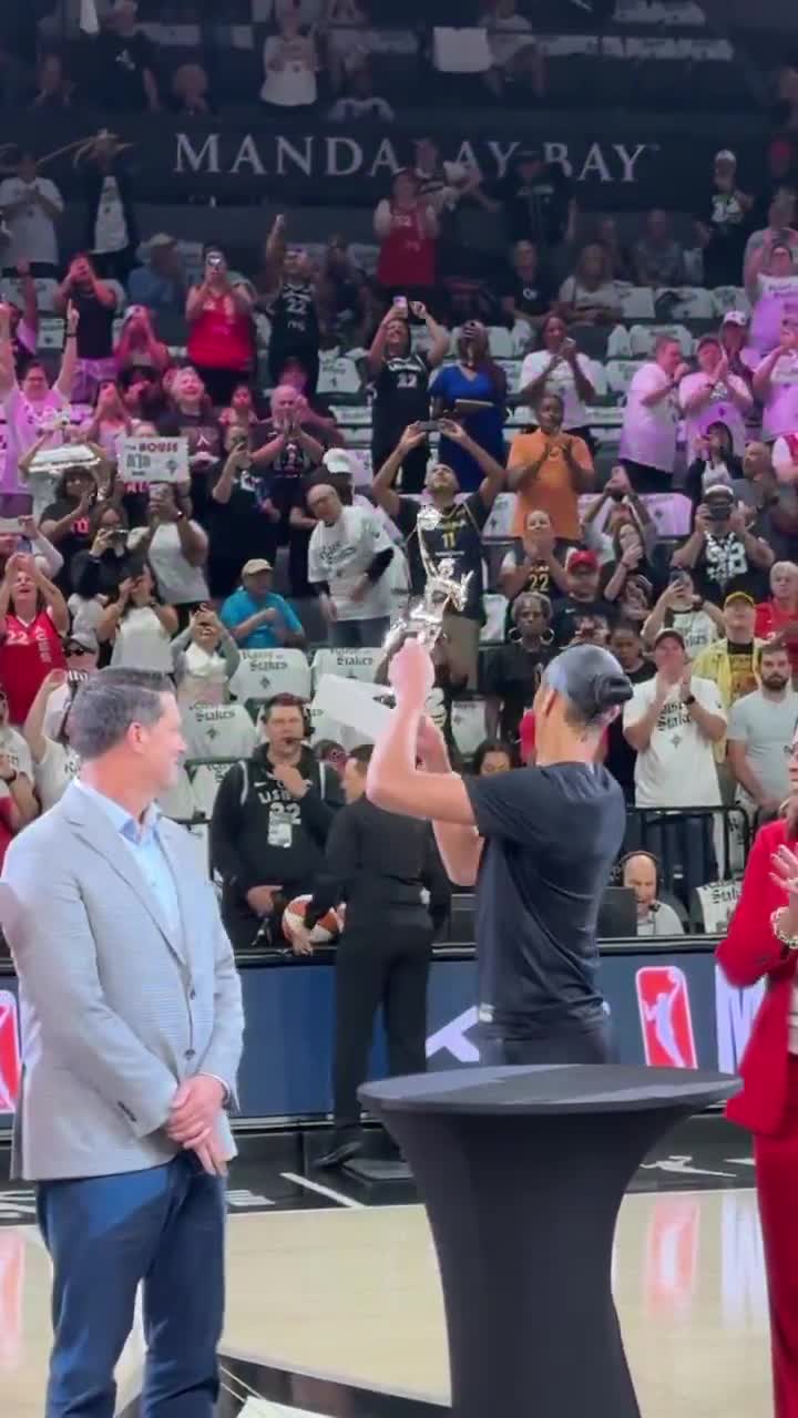 The moment A'ja Wilson raised her FOURTH MVP trophy for the Las Vegas fans 🫶 🤩