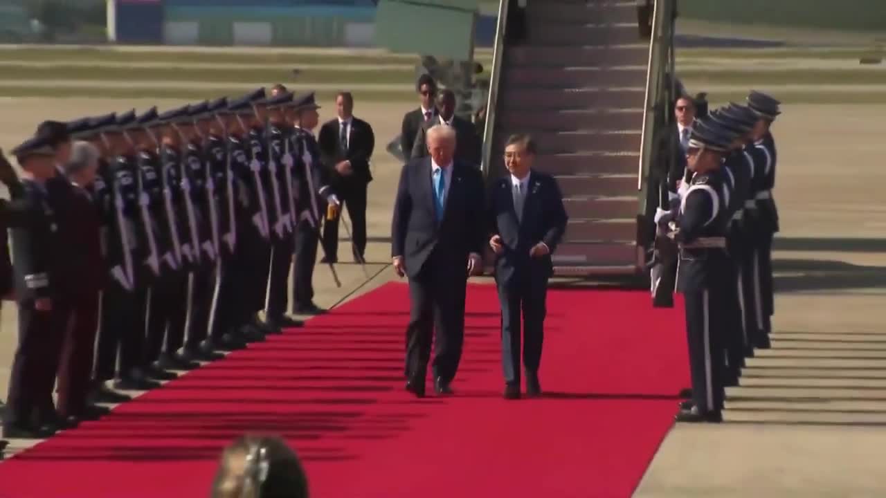 Trump just landed in South Korea to YMCA playing đ¶   Epic