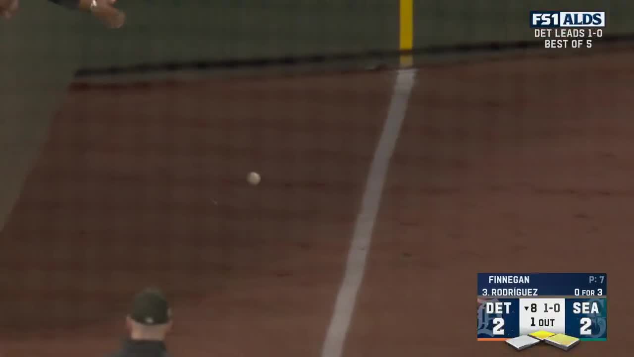 MARINERS TAKE BACK THE LEAD IN THE BOTTOM OF THE 8TH 😮  (via @MLB)