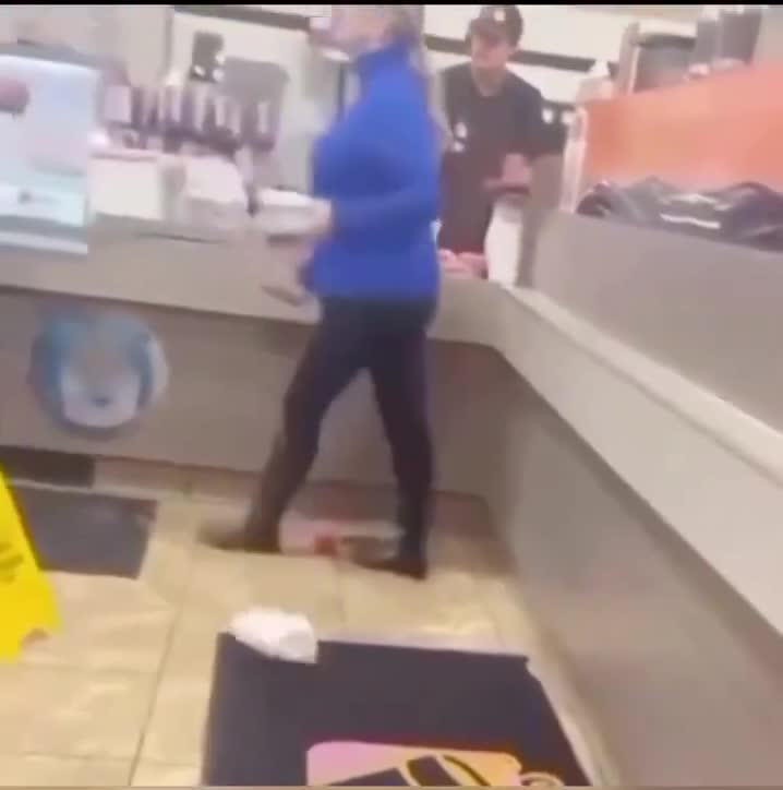 A woman slapped a teenager and started crying when he hit back 😂