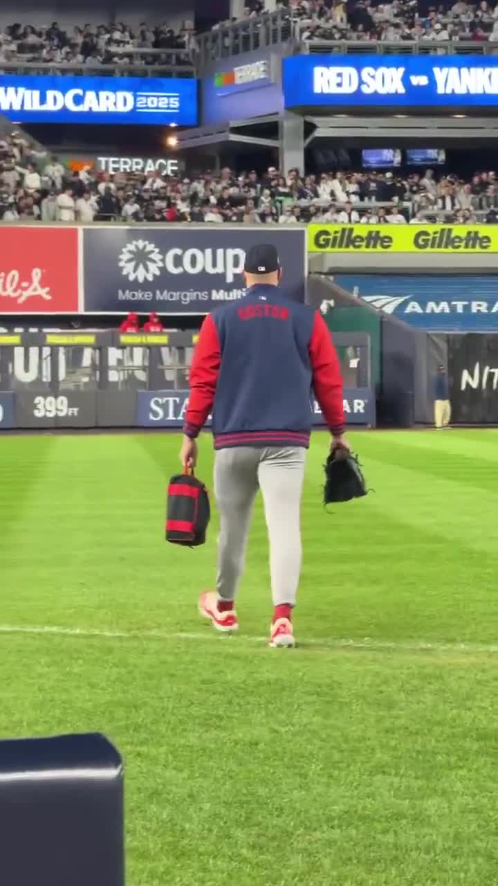 Red Sox ace Garrett Crochet heading to the bullpen for a possible relief appearance in Game 3 🚨 He threw a career-high 117 pitches in Game 1 on Tuesday.