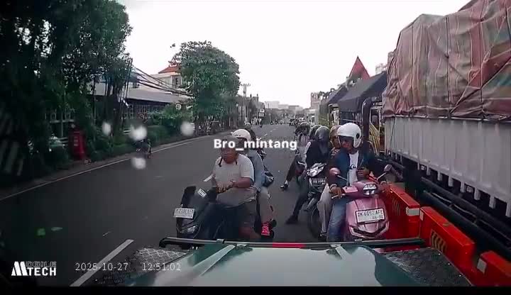 why are that many people driving on the wrong side of the road