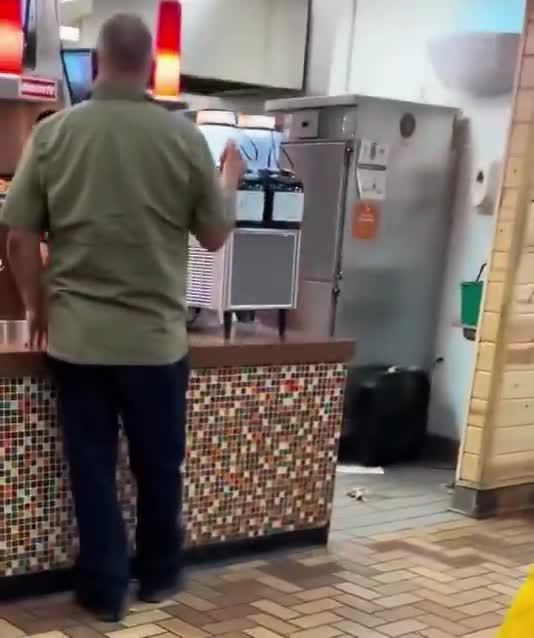 Customer and Popeyes Worker Get Into a Heated Argument Over a Wrong Order 😬