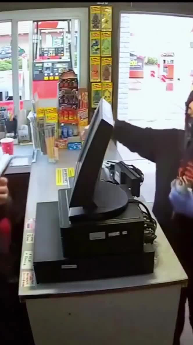 He literally put the knife down… why didn’t the attendant grab it? 🤦‍♂️