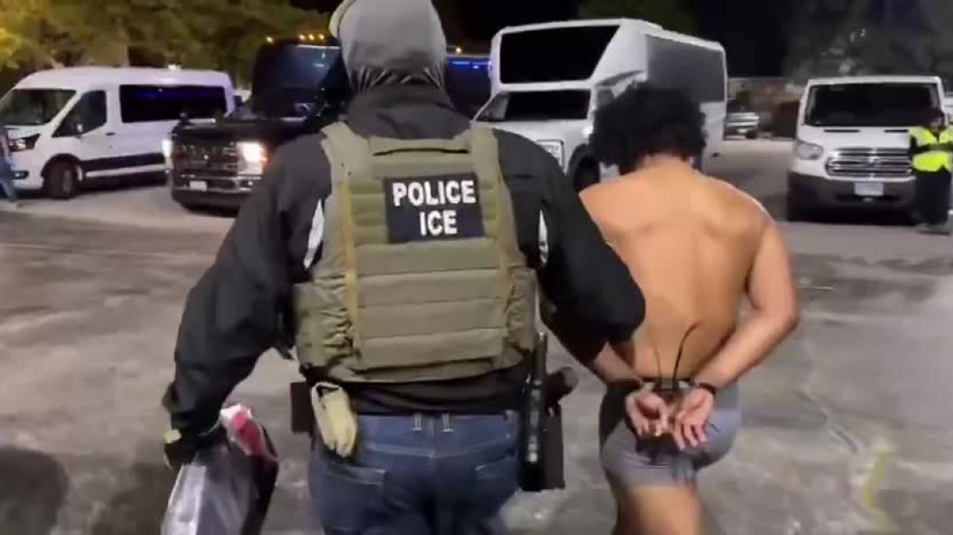 🚨 This is EPIC! Border Commander Greg Bovino in Chicago rallies and leads his men to mass arrest illegal aliens and Tren de Aragua members - several of which fast roped from Black Hawk helicopters