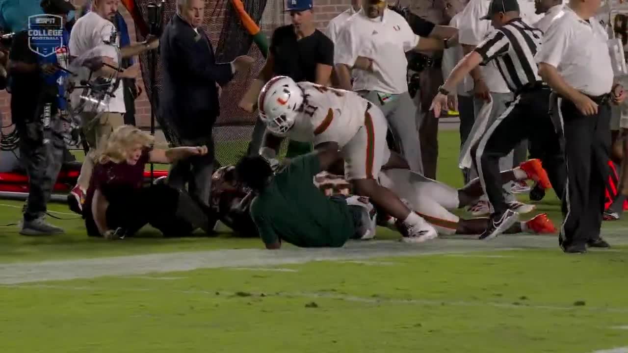 .@sportsiren got taken out on the sideline then went right back to reporting 🔥   Michael Irvin wasn't about to be a part of it 😅