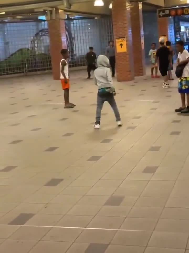Officer pulls gun on teenager who brought a knife to fight😳