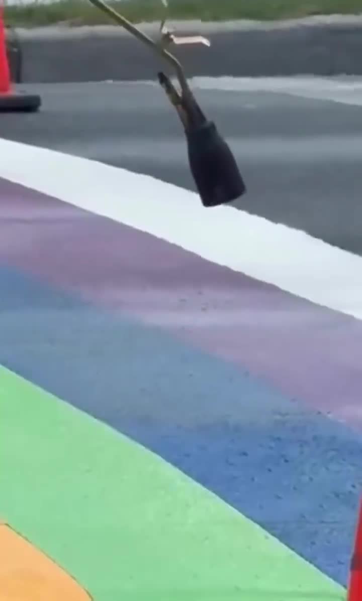 Hi @GregAbbott_TX, Houston repainted the lgbtq pride crosswalk after it was removed.  This directly violates @SecDuffy’s orders.  It must be removed immediately.