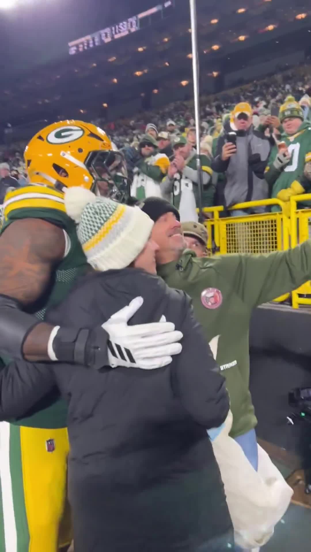 Micah Parsons took the time to talk with members of the military and their families before heading into the locker room ❤️