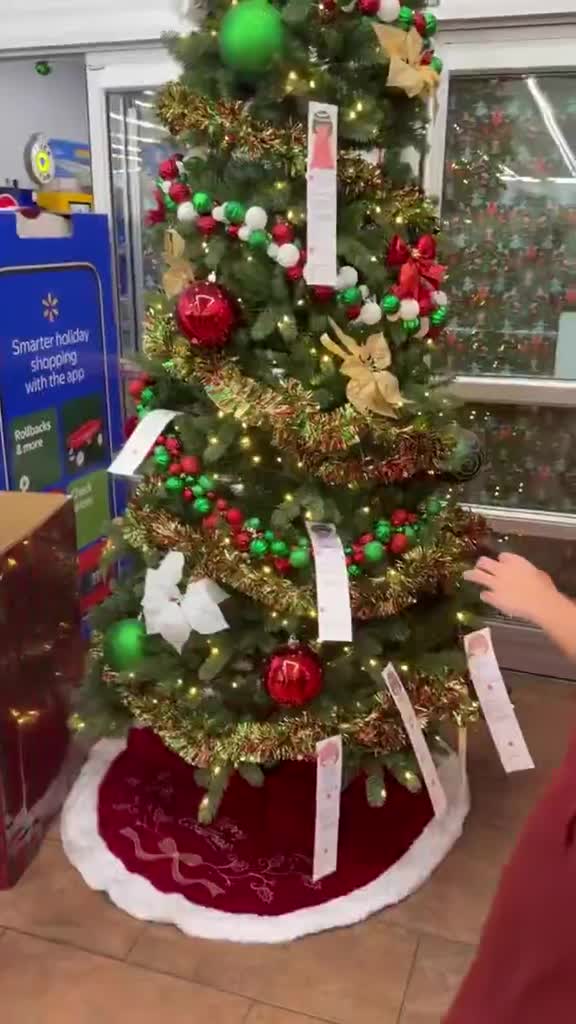 Popular OF star, Sophie Rain, teams up with Salvation Army to buy less fortunate children Christmas gifts this year 🥹