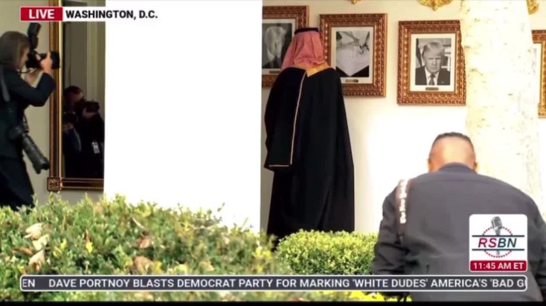 Oh my God… 🤣🤣  President Trump shows Saudi Crown Prince Mohammed bin Salman the Biden Autopen Portrait