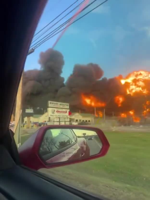 Absolutely insane footage of the UPS flight crash in Louisville, KY. Pray for survivors.