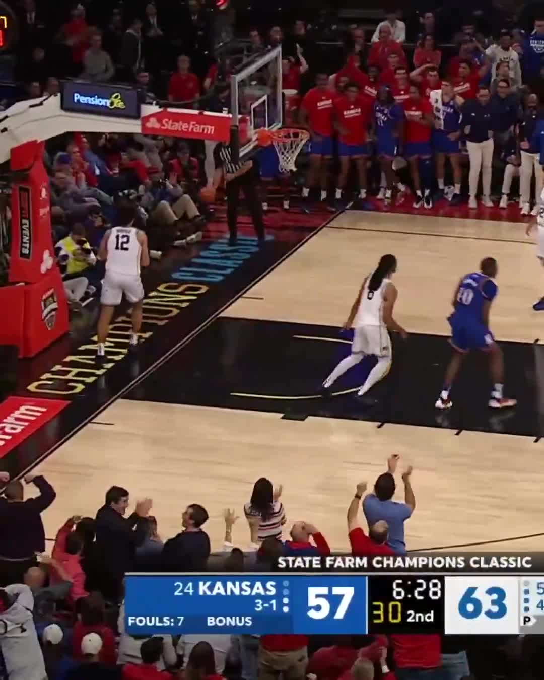 FLORY BIDUNGA POSTERS CAMERON BOOZER 😳   Watch the ending of Kansas-Duke NOW on ESPN and the ESPN app 👀