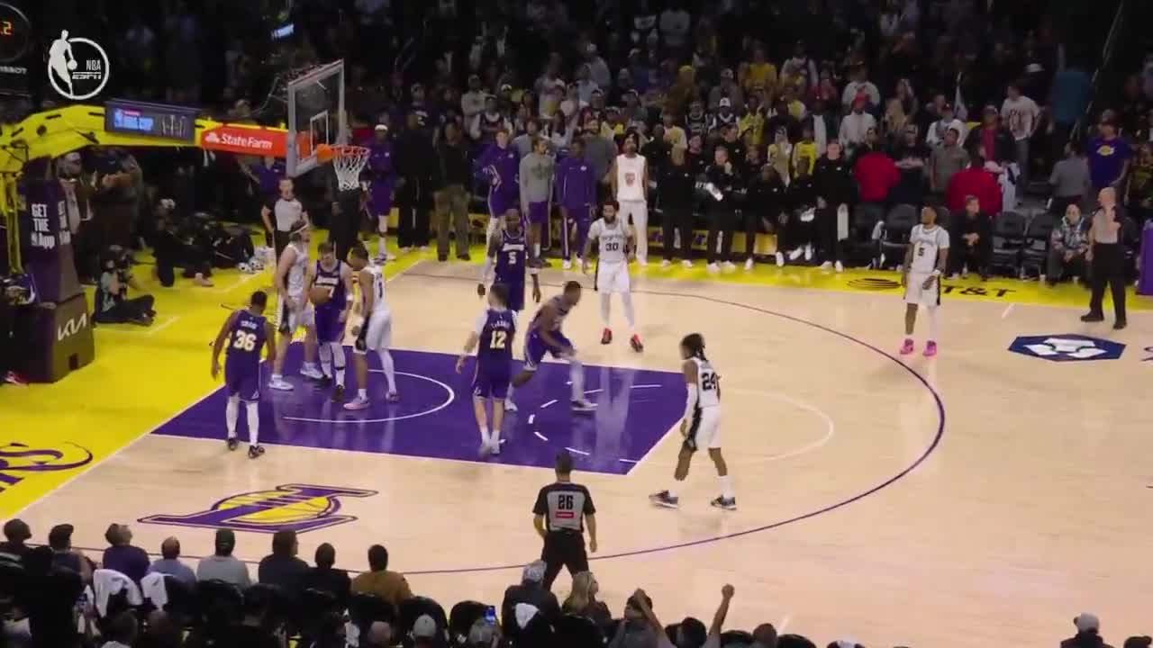 Marcus Smart turns it over on the inbound pass with seconds left 😳