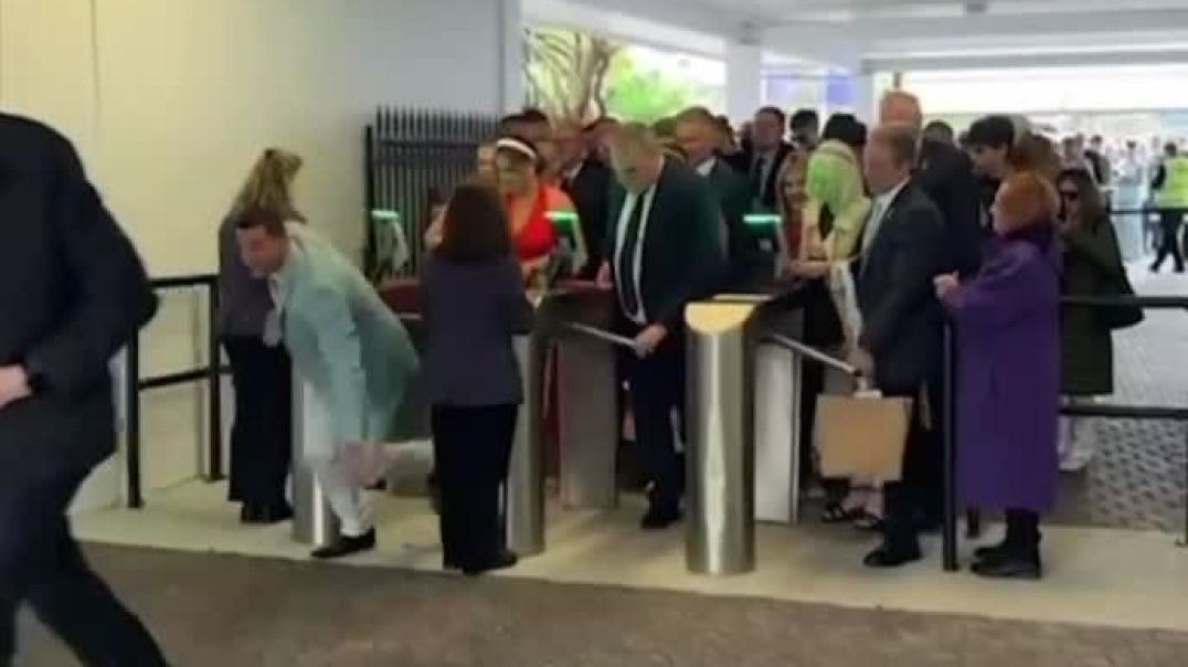 🇦🇺 Meanwhile at Flemington Racecourse.  They look like a herd of sheep entering a paddock!