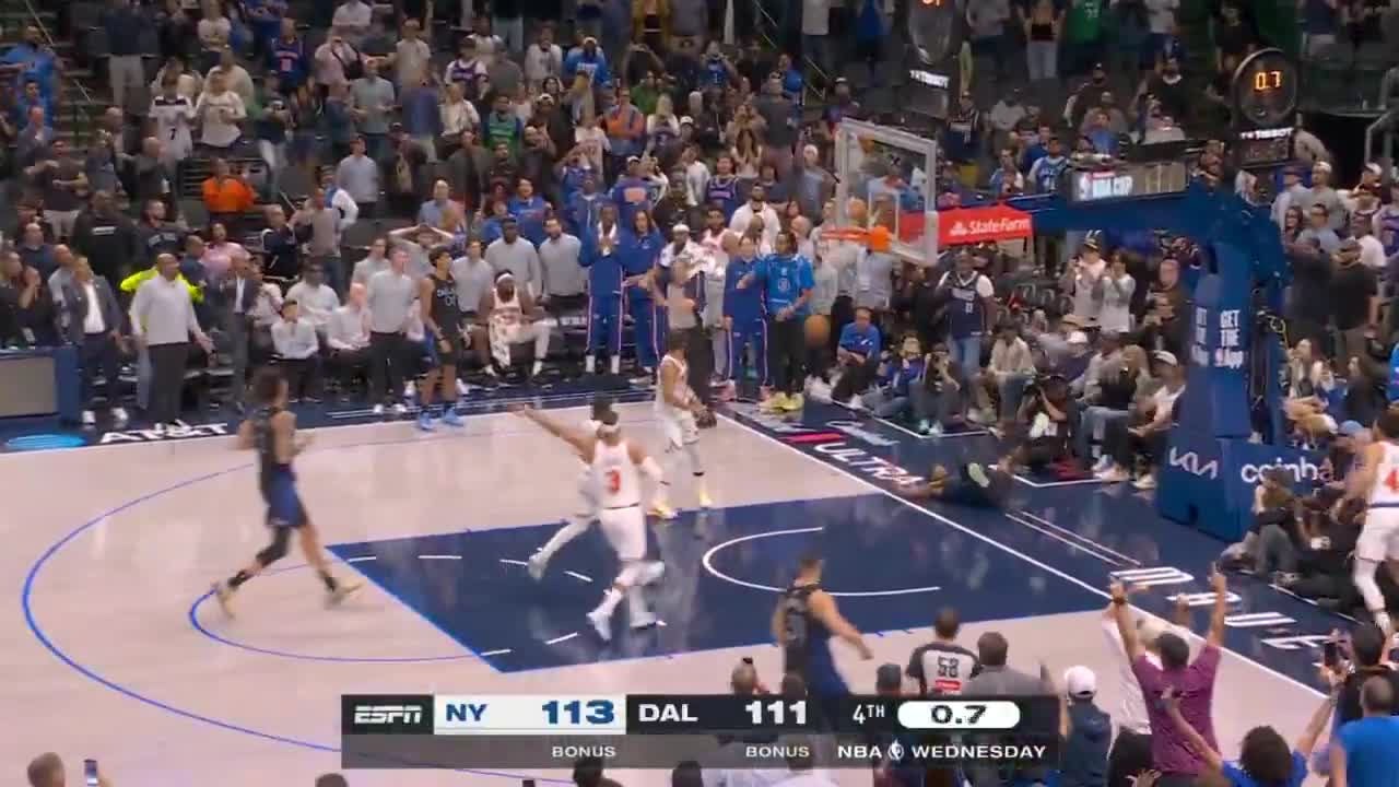 BRANDON WILLIAMS' CLUTCH BUCKET IS RULED AN OFFENSIVE FOUL.  KNICKS WIN IN DALLAS 😳