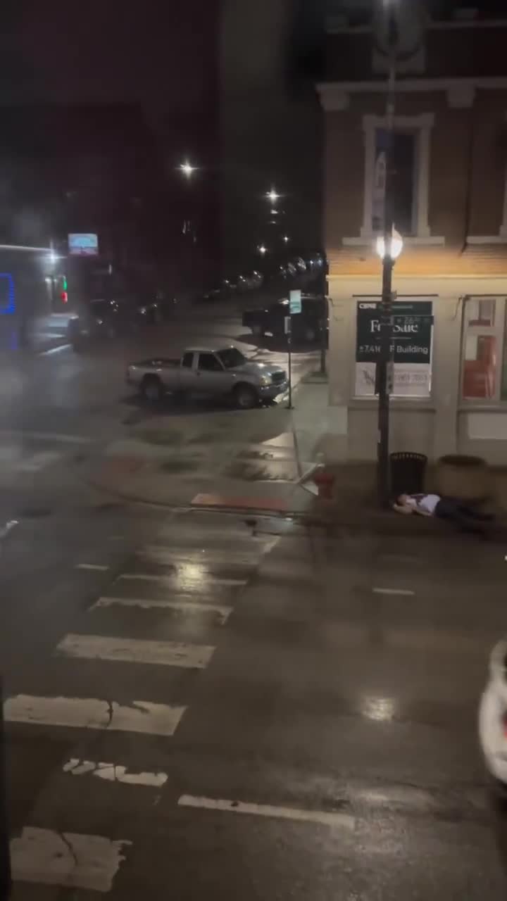 ⚠️GRAPHIC⚠️  Dead body lying on the street in Chicago.. no police in sight… nobody even stops…    Meanwhile Governor Pritzker says he has it all under control and is furious that...