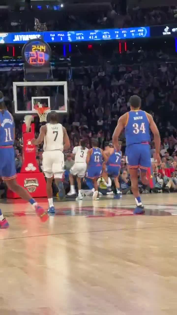 CAM BOOZER FULL COURT PASS TO ISAIAH EVANS 🔥   Watch No. 24 Kansas-No. 5 Duke NOW on ESPN and the ESPN app 👀